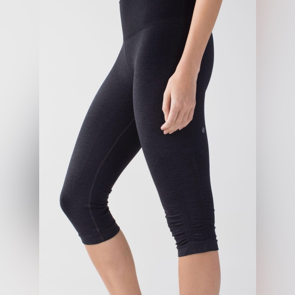 Lululemon In The Flow Crop II Seamless Leggings In Heathered Deep Coal Size 4